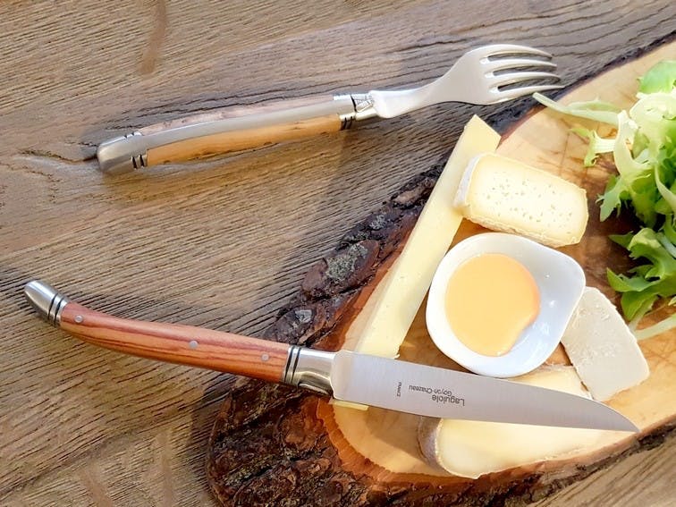 Set mit 6 Stück "Le Thiers Avantage" Steakmessern von Goyoun Chazeau - Griffe aus Edelhölzern