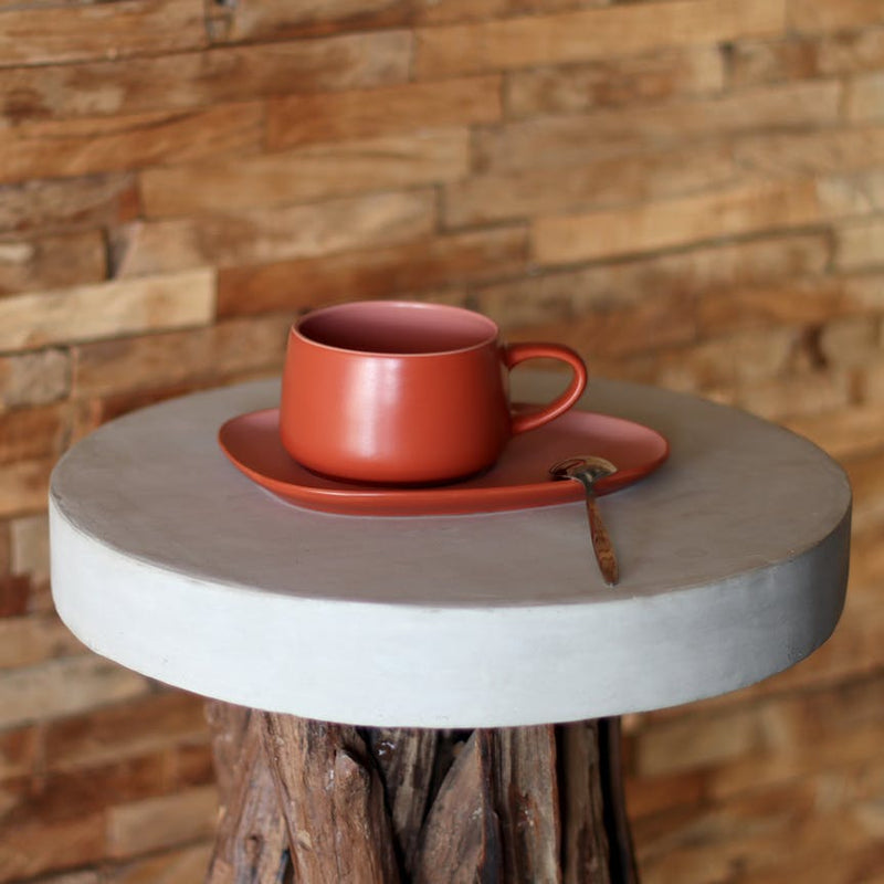Set mit Tasse und Untertasse aus Steingut - rot - von OGO